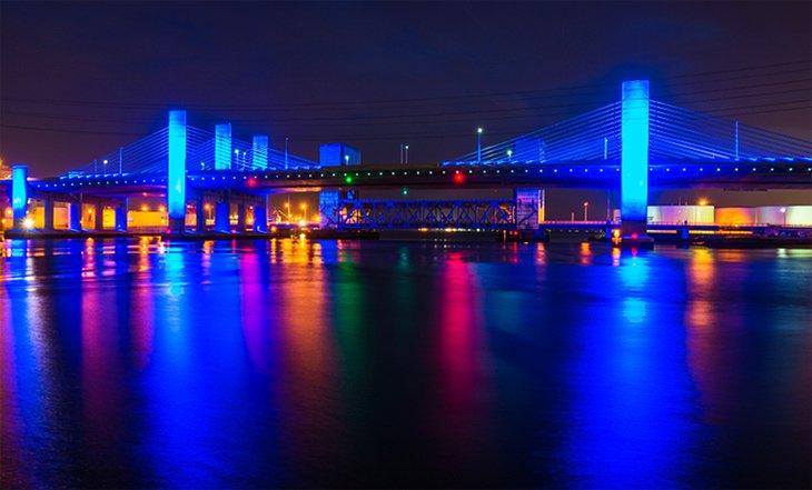 Puente Conmemorativo de Pearl Harbor de noche