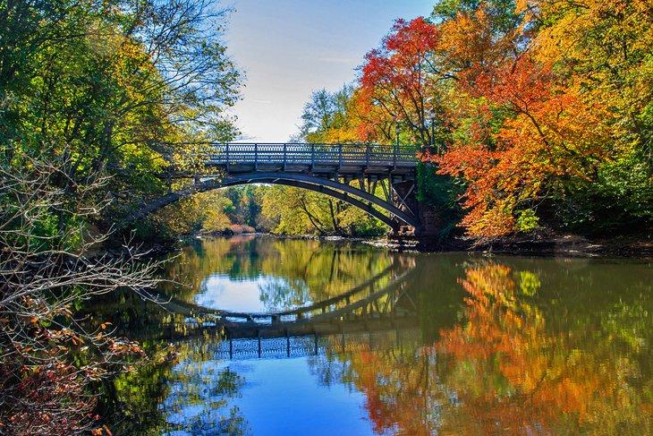 Puente East Rock Road con colores de otoño