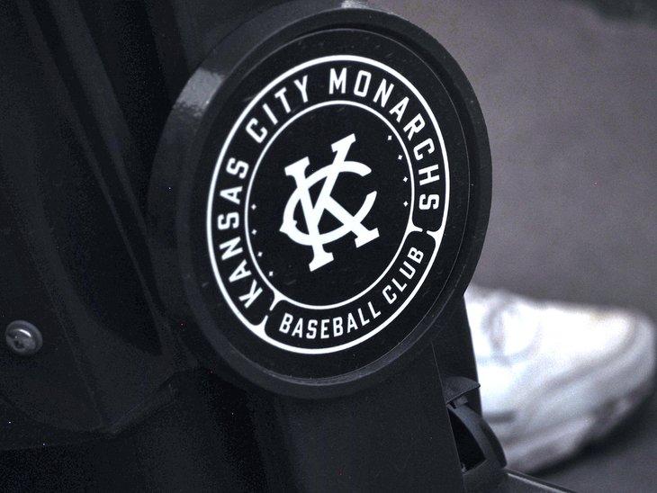 Kansas City Monarchs-Logo auf Stadionplätzen