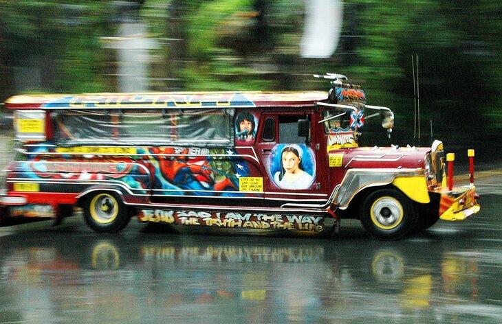Ein Jeepney auf einer Straße in Manila