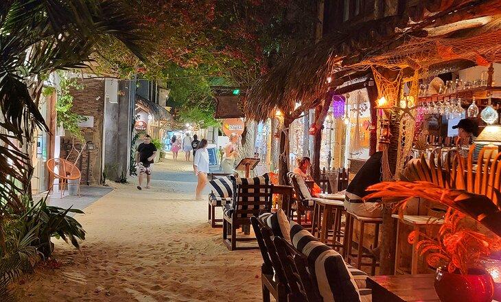 Pequeños restaurantes a lo largo de una calle en Jeri