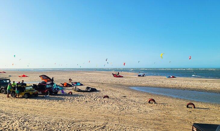 Kitesurfistas en la playa por la tarde en Tatajuba