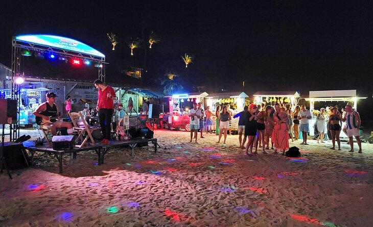 Músicos y vendedores en la playa por la noche en Jericoacoara