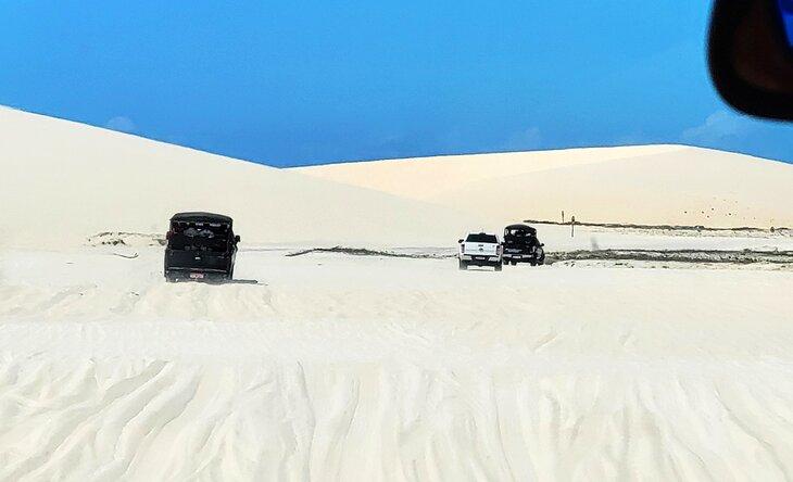 Conduciendo hacia Jericoacoara a través de las dunas