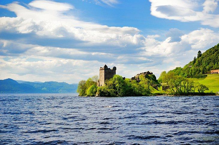 Castillo de Urqhuart con vistas al Loch Ness