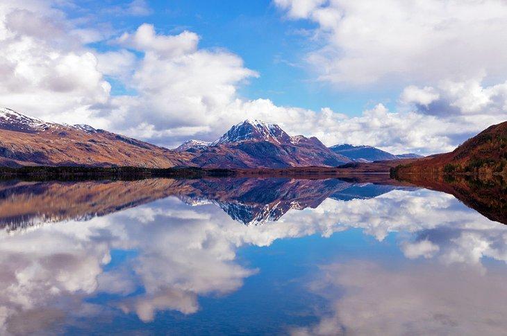 Loch Maree y reflejo de montaña