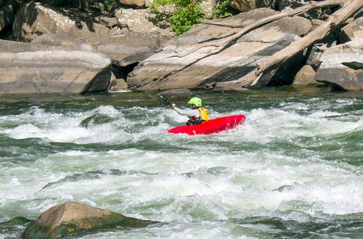 Un kayak en aguas bravas en el New River Gorge