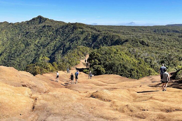 Randonneurs sur le sentier Pihea