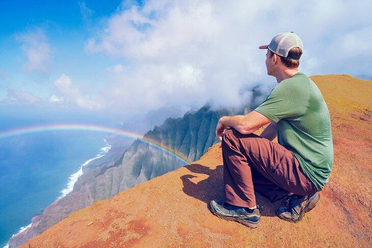 Profiter de la vue bien méritée sur les falaises de Na Pali depuis le sentier Honopu Ridge.