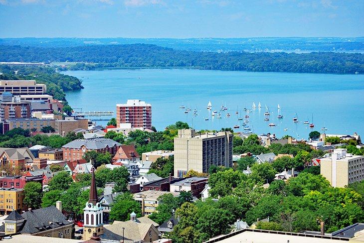 Luftaufnahme von der Innenstadt von Madison und dem Lake Mendota