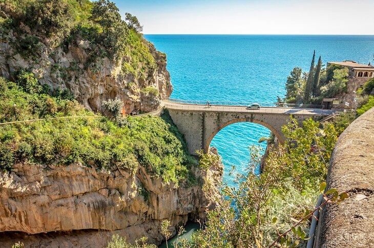 Traverser un pont sur la Côte Amalfitaine