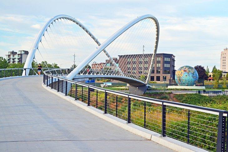 Puente peatonal en el Parque Riverfront City