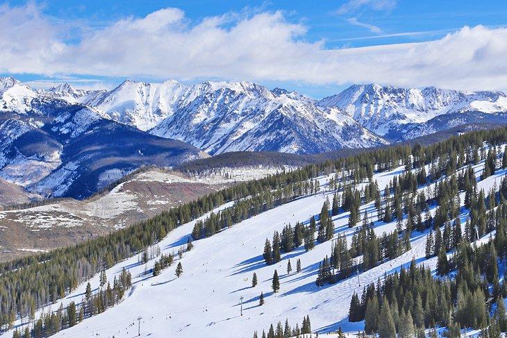 Pistas de esquí de Vail con la cordillera Gore a lo lejos
