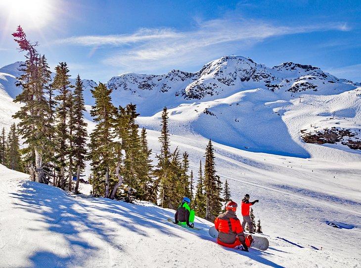 Snowboarders en la montaña Whistler