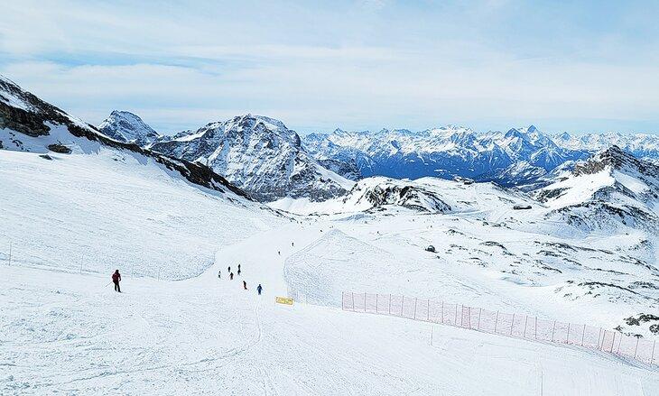 Esquiando en Zermatt con vistas a Italia