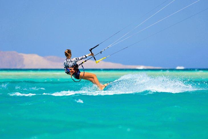 Kitesurfing frente a la costa de El Gouna