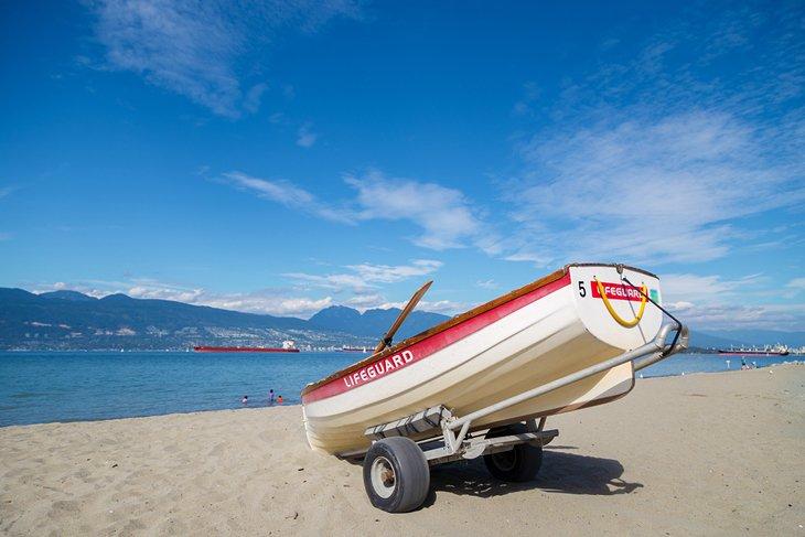 Un bateau de sauveteur à Locarno Beach