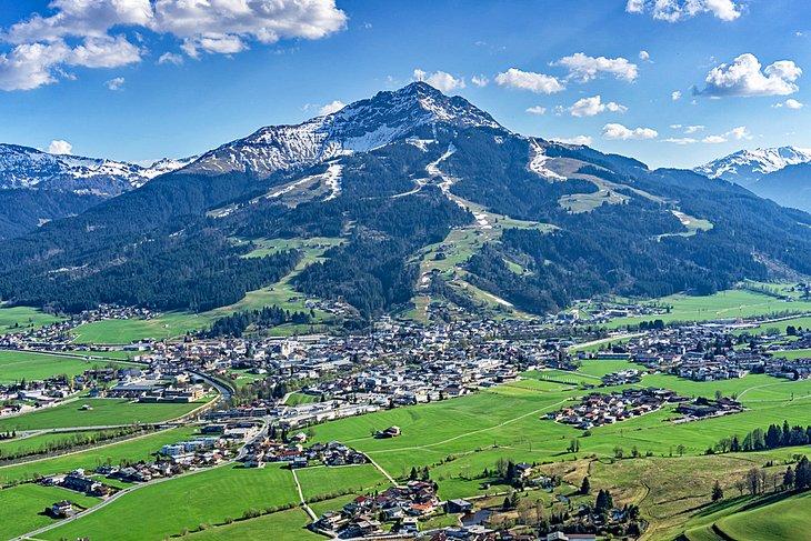 Kitzhüheler Horn con la ciudad de Kitzbühel en la base