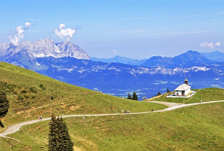 Sendero de senderismo y ciclismo en el Hahnenkamm