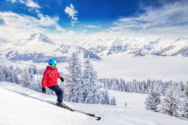 Esquiador disfrutando de la nieve fresca en Kitzbühel