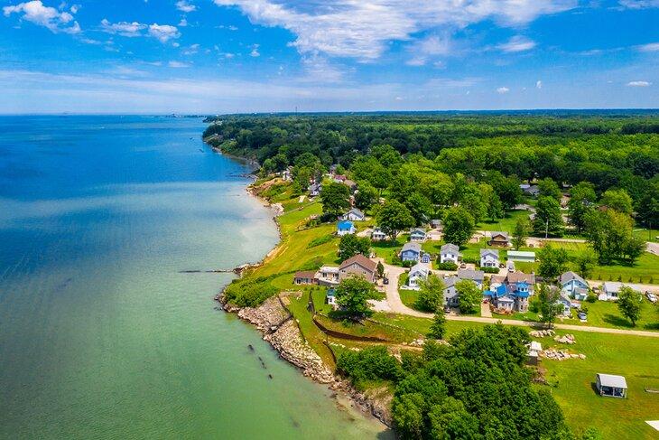 Vista aérea del Lago Erie y la ciudad de Ashtabula, Ohio