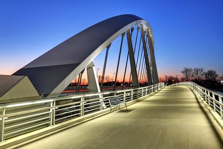 Pont de Main Street à Columbus au crépuscule