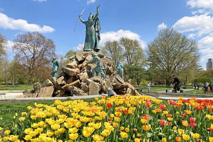 Estatua del Parque Washington durante el Festival de los Tulipanes 
