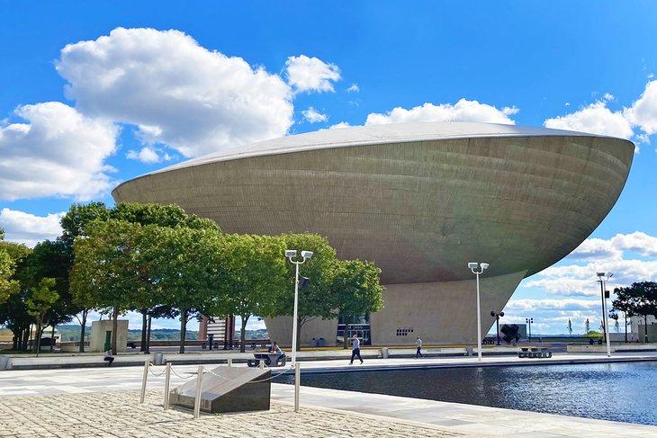 El Huevo, Empire Plaza