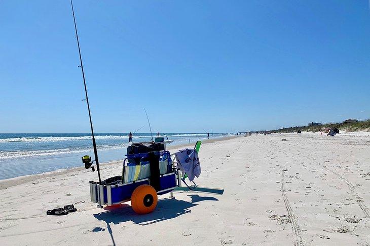 Equipo de pesca en la playa en St. Augustine