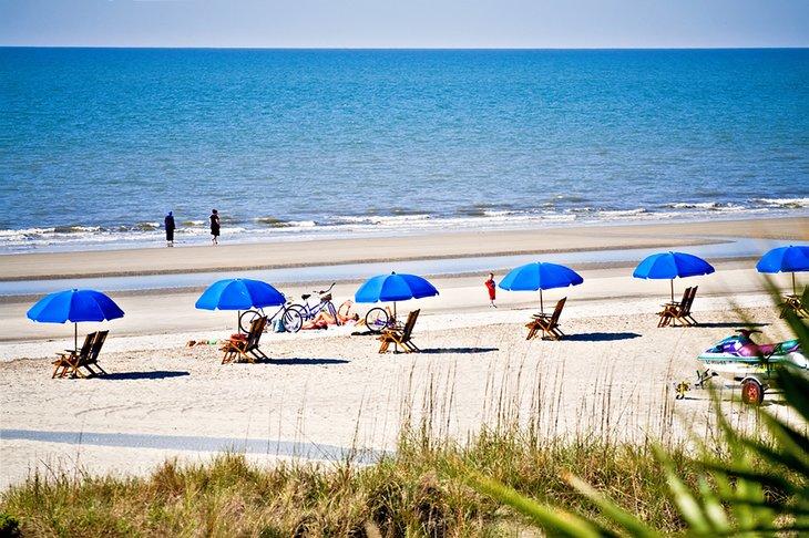 Sombrillas y sillas en una playa de la Isla Hilton Head
