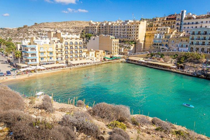Bahía y pueblo de Xlendi en la isla de Gozo