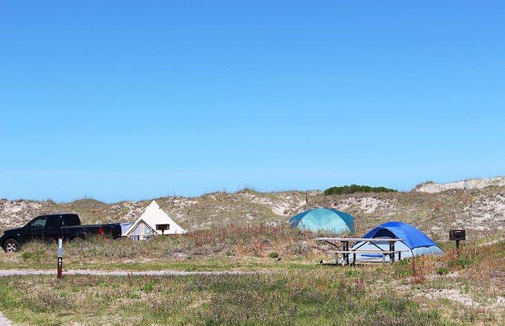 Tiendas a lo largo de las dunas en el Campamento Oregon Inlet