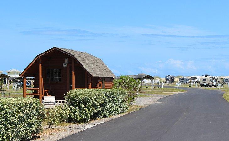Cabaña y campamentos en el Cape Hatteras KOA Resort