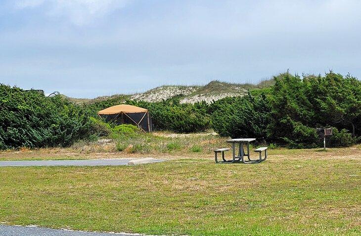 Un sitio de camping en el campamento Ocracoke