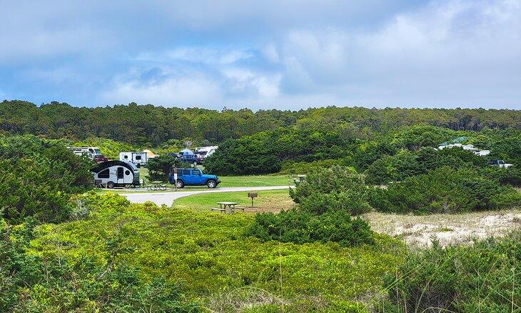El Campamento Ocracoke situado en una zona frondosa de la isla