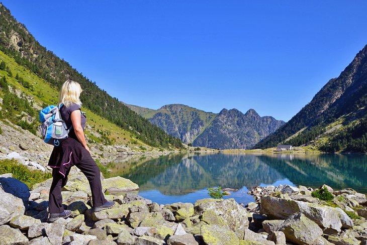 Randonneur au Lac de Gaube près de Cauterets