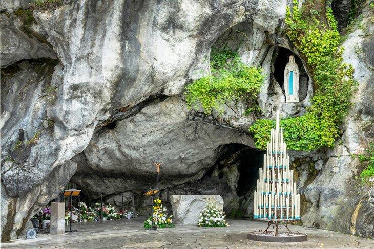 Statue de la Vierge Marie dans la Grotte du Sanctuaire de Notre-Dame de Lourdes