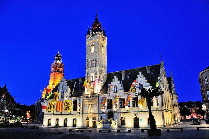 Rathaus von Dendermonde bei Nacht