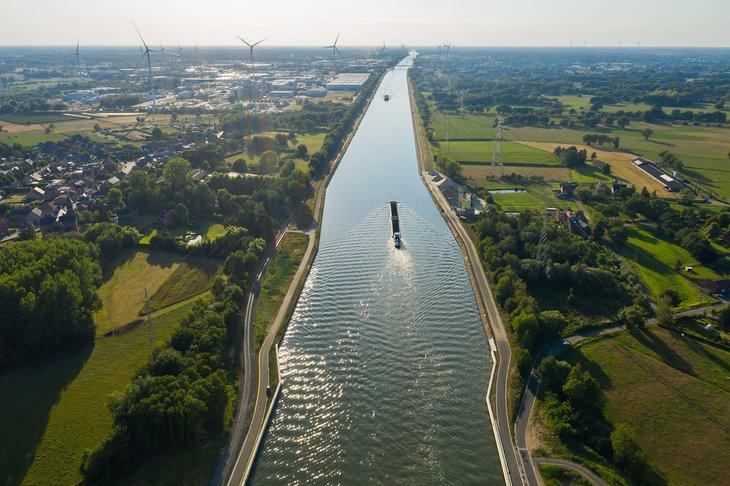 Luftaufnahme eines Kanals in Geel