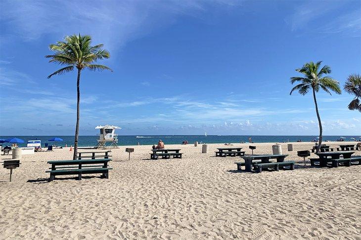 No faltan mesas de picnic en Fort Lauderdale Beach Park