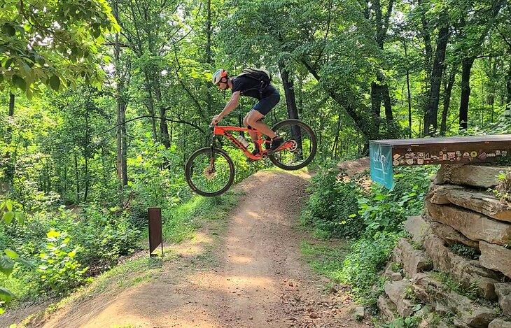 Scott Dirksen en un salto en el Coler Mountain Bike Preserve