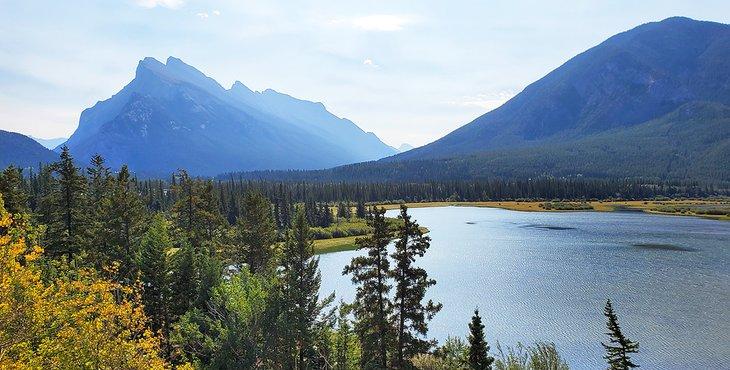 Vista de la Montaña Rundle cerca de Banff