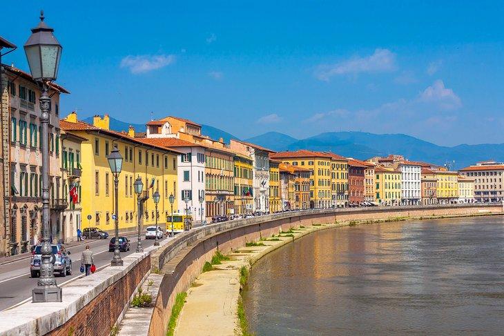 Carretera a lo largo del río Arno en Pisa