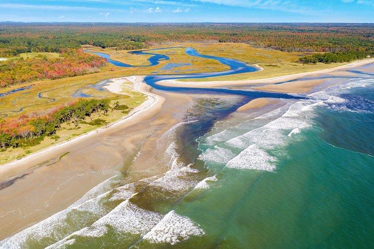 Luftaufnahme des Strandes im Wells National Estuarine Research Reserve