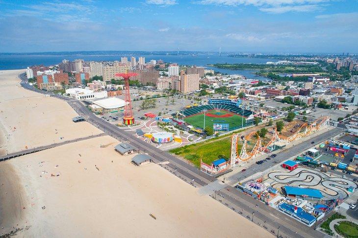 Luftaufnahme von Coney Island und dem Strand