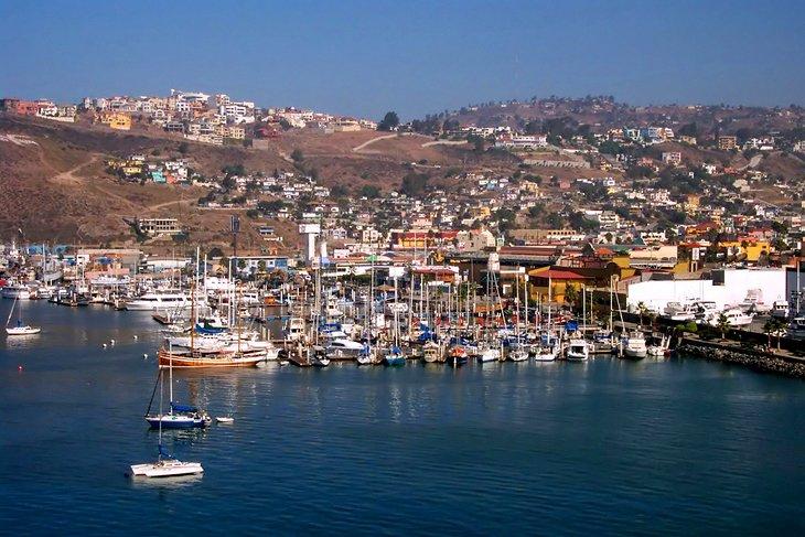 Barcos meciéndose en el puerto de Ensenada