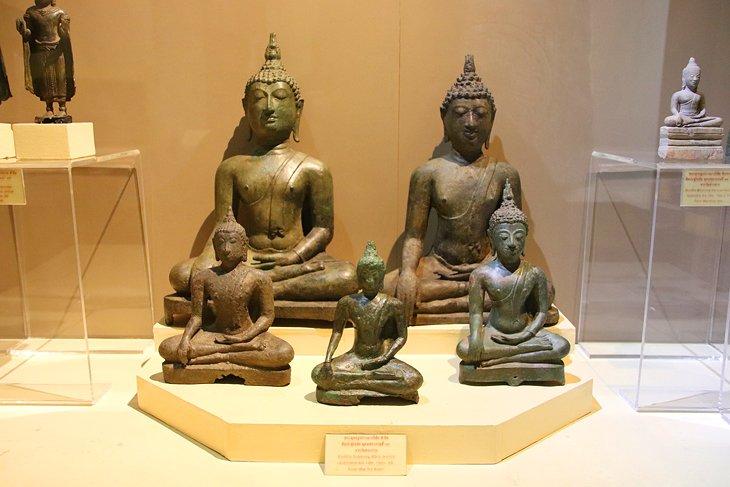 Bronzene Buddha-Statuen im Ramkhamhaeng Museum