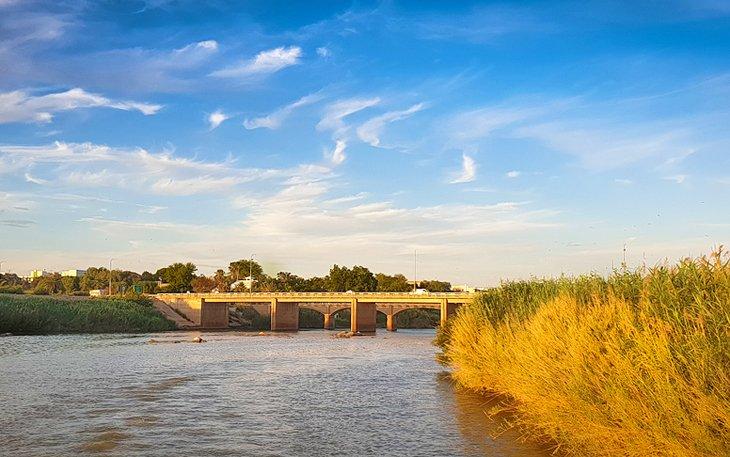 Vue du Fleuve Orange et du pont à Upington
