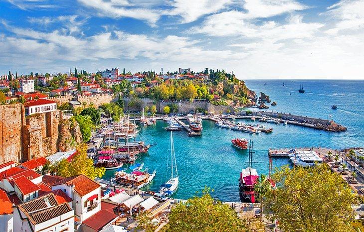 Puerto romano del casco antiguo de Antalya