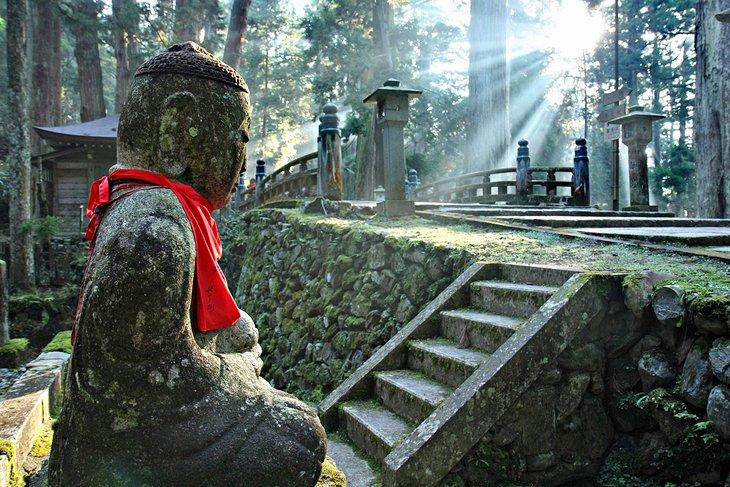 Okunoin Buddhistenfriedhof am Berg Koya